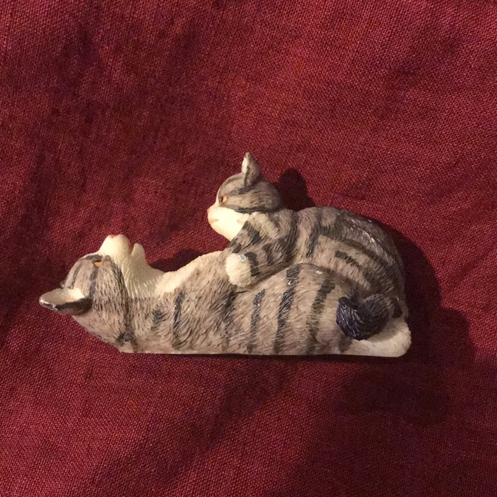 A vintage figurine of a mother kitty & her kitten